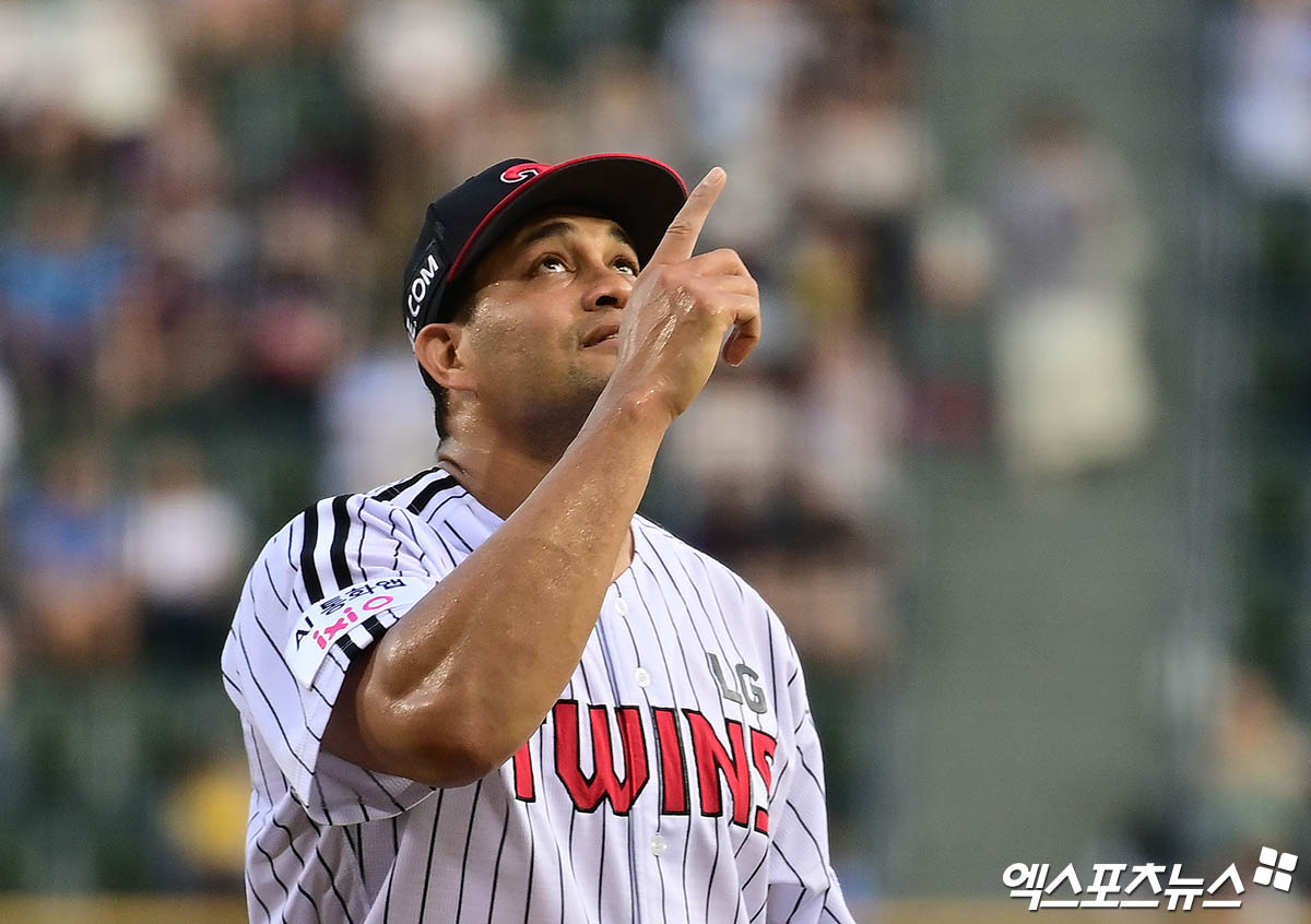 LG 트윈스 외국인 투수 요니 치리노스가 2일 서울 잠실야구장에서 열린 2025 신한 SOL Bank KBO리그 롯데와의 팀 간 15차전에 선발등판, 7이닝 무실점 호투로 팀 승리를 이끌었다. 사진 박지영 기자