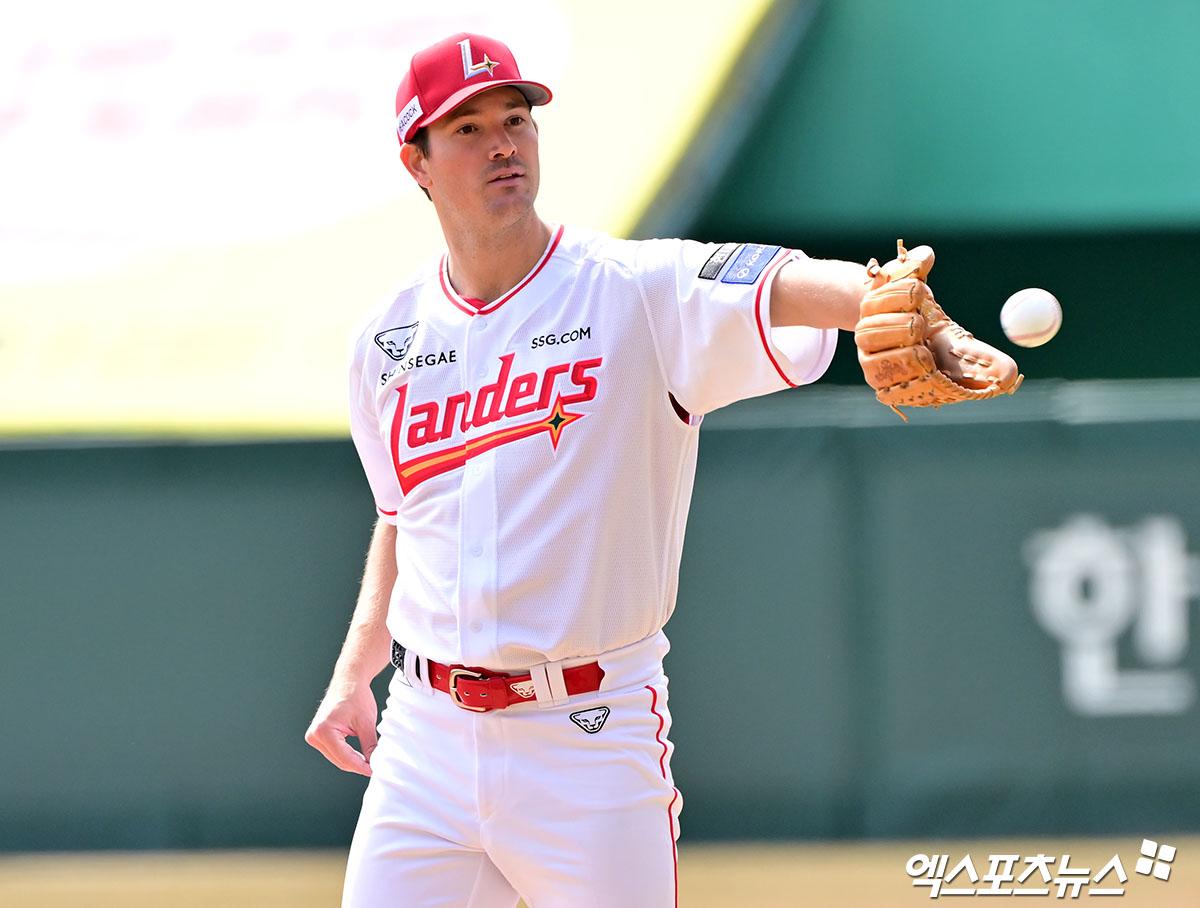SSG 랜더스 외국인 투수 드류 앤더슨이 2일 인천SSG랜더스필드에서 열린 2025 신한 SOL Bank KBO리그 키움 히어로즈와의 시즌 15차전에 선발 등판해 5이닝 3피안타 2사사구 8탈삼진 1실점으로 승리투수가 됐다. 지난해(11승)에 이어 2년 연속 10승 고지를 밟았다. 엑스포츠뉴스 DB