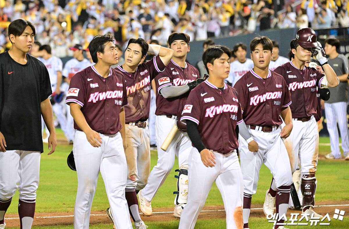 30일 오후 서울 송파구 잠실야구장에서 열린 '2025 신한 SOL Bank KBO리그' 키움 히어로즈와 LG 트윈스의 경기, LG가 키움에 6:5로 승리하며 전날의 패배를 설욕했다. 경기종료 후 키움 선수들이 그라운드를 빠져나가고 있다. 엑스포츠뉴스 DB