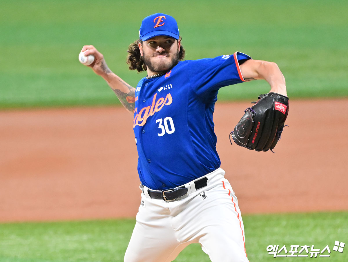 28일 오후 서울 구로구 고척스카이돔에서 열린 '2025 신한 SOL Bank KBO리그' 한화 이글스와 키움 히어로즈의 경기, 1회말 한화 선발투수 폰세가 공을 힘차게 던지고 있다. 엑스포츠뉴스 DB