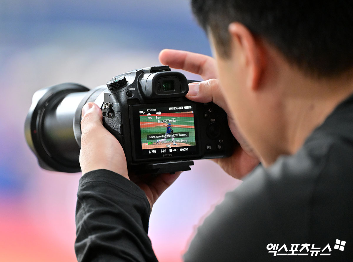 28일 오후 서울 구로구 고척스카이돔에서 열린 '2025 신한 SOL Bank KBO리그' 한화 이글스와 키움 히어로즈의 경기, 메이저리그 스카우트가 한화 폰세의 투구를 촬영하고 있다. 엑스포츠뉴스 DB