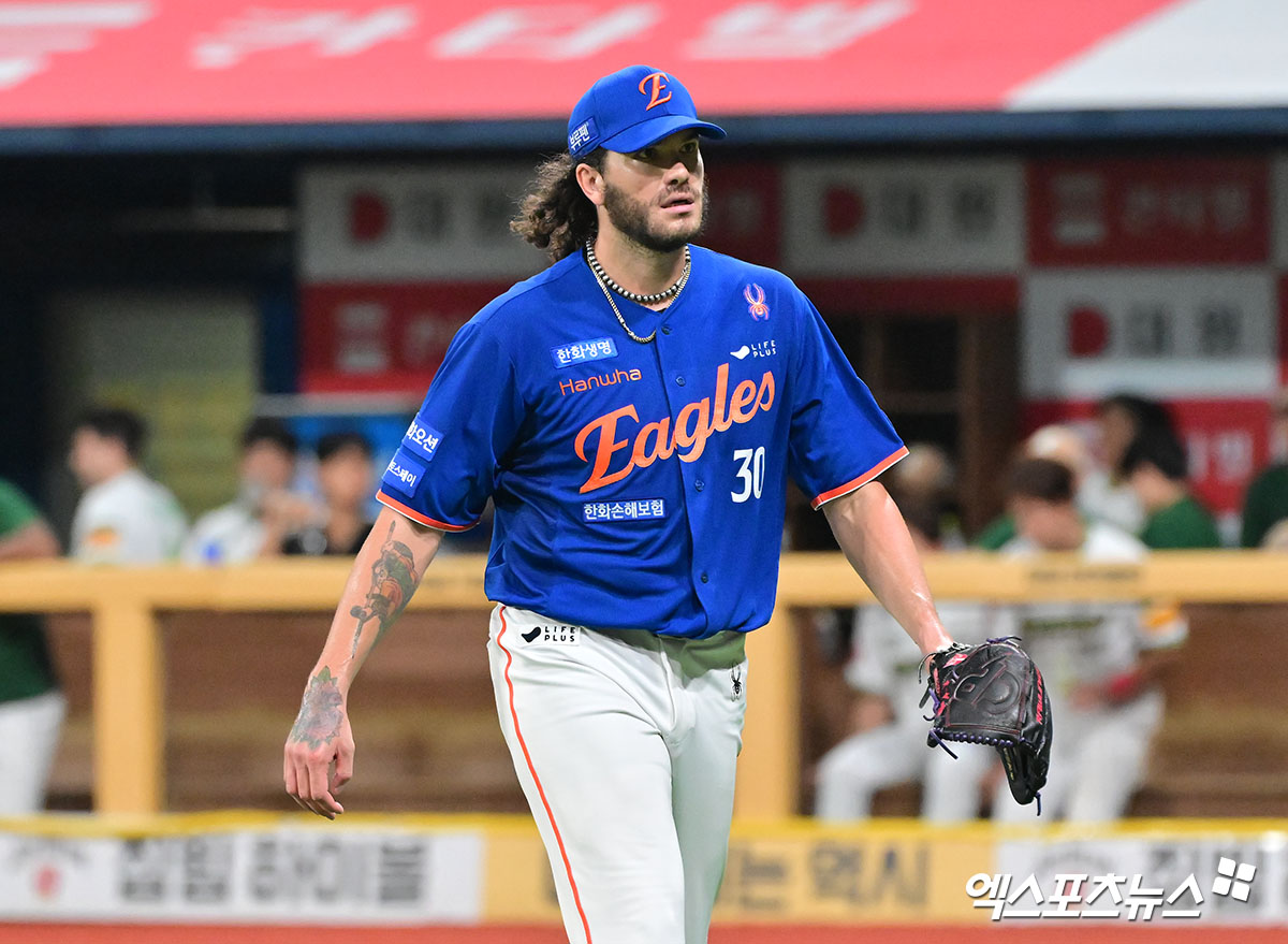 28일 오후 서울 구로구 고척스카이돔에서 열린 '2025 신한 SOL Bank KBO리그' 한화 이글스와 키움 히어로즈의 경기, 4회말 수비를 마친 한화 폰세가 포효하고 있다. 엑스포츠뉴스 DB