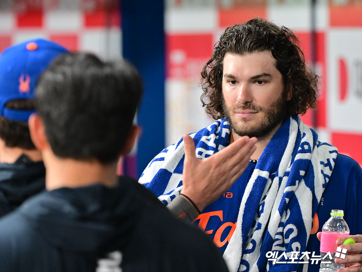 28일 오후 서울 구로구 고척스카이돔에서 열린 '2025 신한 SOL Bank KBO리그' 한화 이글스와 키움 히어로즈의 경기, 5회말 수비를 마친 한화 폰세가 류현진과 포옹을 하고 있다. 엑스포츠뉴스 DB