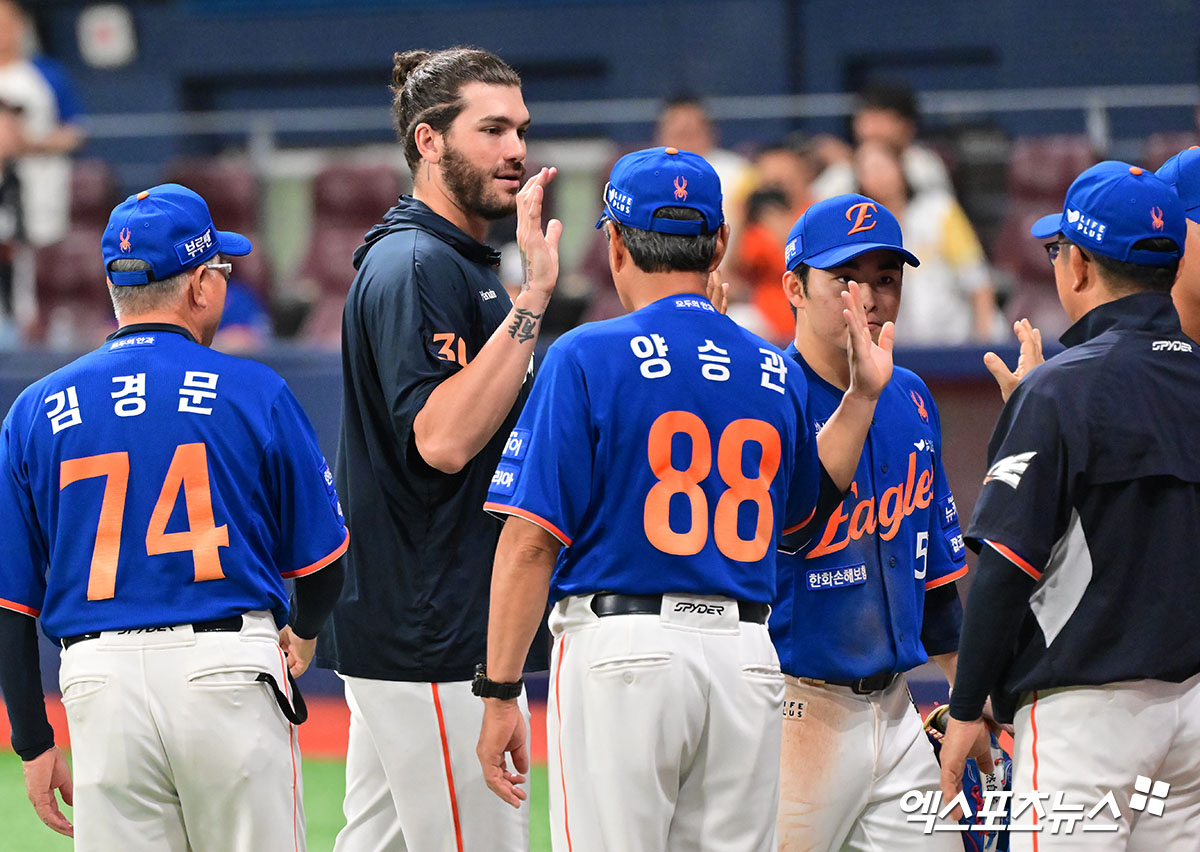 28일 오후 서울 구로구 고척스카이돔에서 열린 '2025 신한 SOL Bank KBO리그' 한화 이글스와 키움 히어로즈의 경기, 한화가 15안타를 몰아치며 키움에 9:3으로 승리했다. 이날 경기에서 승리한 한화 김경문 감독이 폰세와 하이파이브를 하고 있다. 엑스포츠뉴스 DB