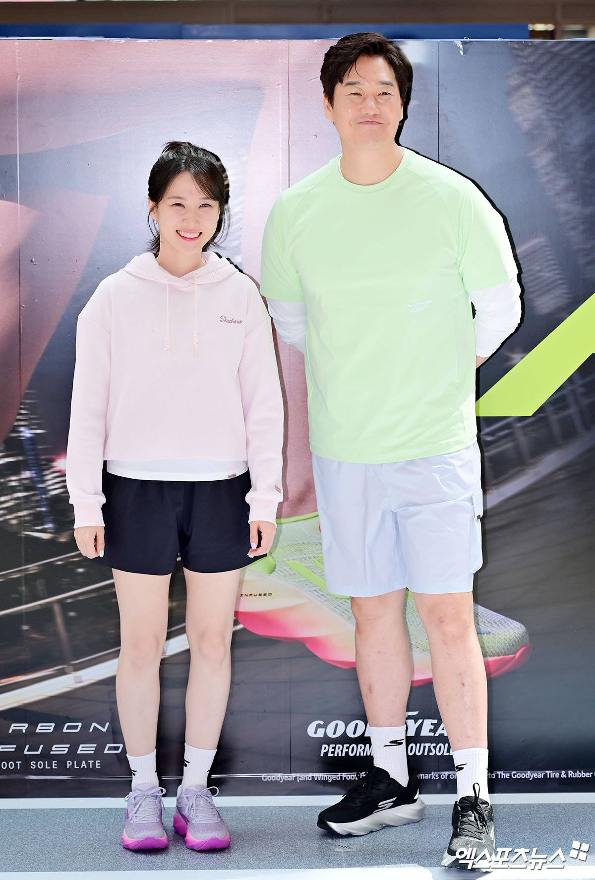 배우 박은빈과 유지태가 포즈를 취하고 있다.