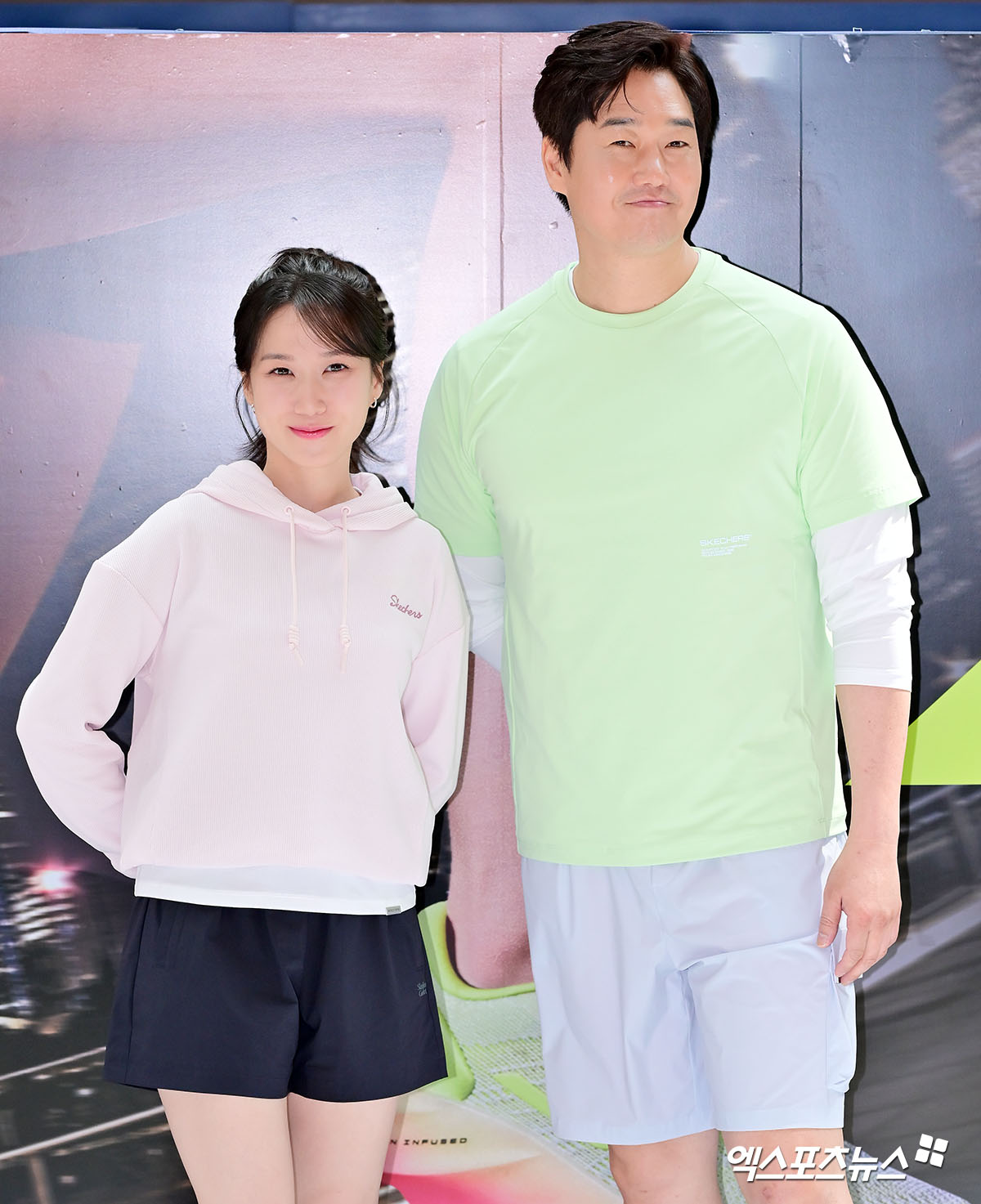 배우 박은빈과 유지태가 포즈를 취하고 있다.