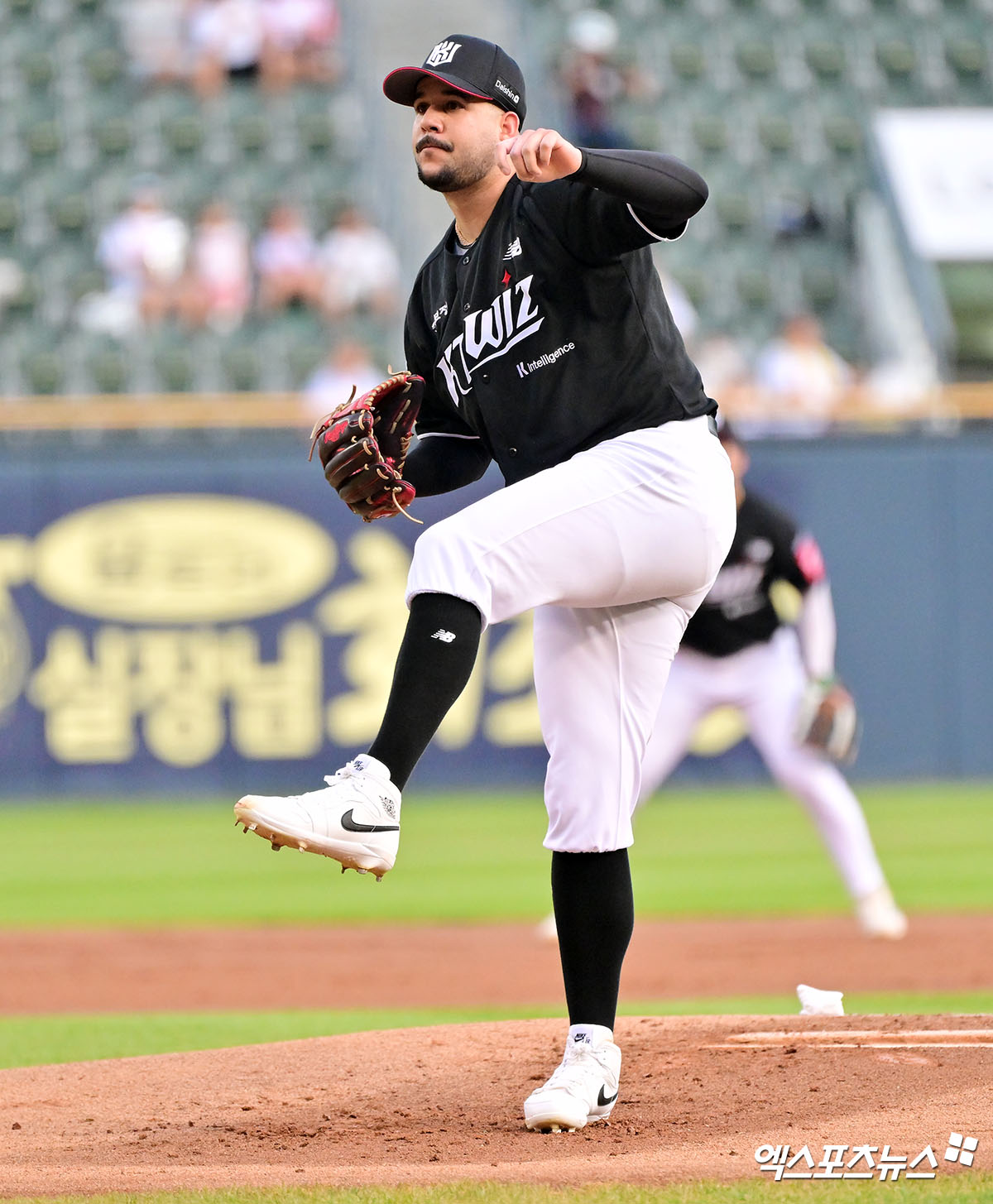 무릎 부상으로 잠시 휴식을 취한 KT 위즈 안현민이 선발 라인업에 복귀했다. KT는 3일 수원KT위즈파크에서 2025 신한 SOL Bank KBO리그 롯데 자이언츠와 홈경기를 앞두고 선발 라인업을 발표했다. 안현민은 3번타자 우익수로 돌아왔다. 안현민은 지난달 31일 수비 도중 왼쪽 무릎에 통증을 느껴 교체됐다. MRI 검진 결과 전면부 염좌 및 타박상 소견을 받았고, 이틀간 휴식 후 다시 선발 명단에 이름을 올렸다. 3일 경기 전 만난 이강철 KT 감독은 '본인(안현민)이 선발 나간다고 하더라. (몸 상태가) 100%는 아닌 것 같다'고 말했다. 엑스포츠뉴스DB