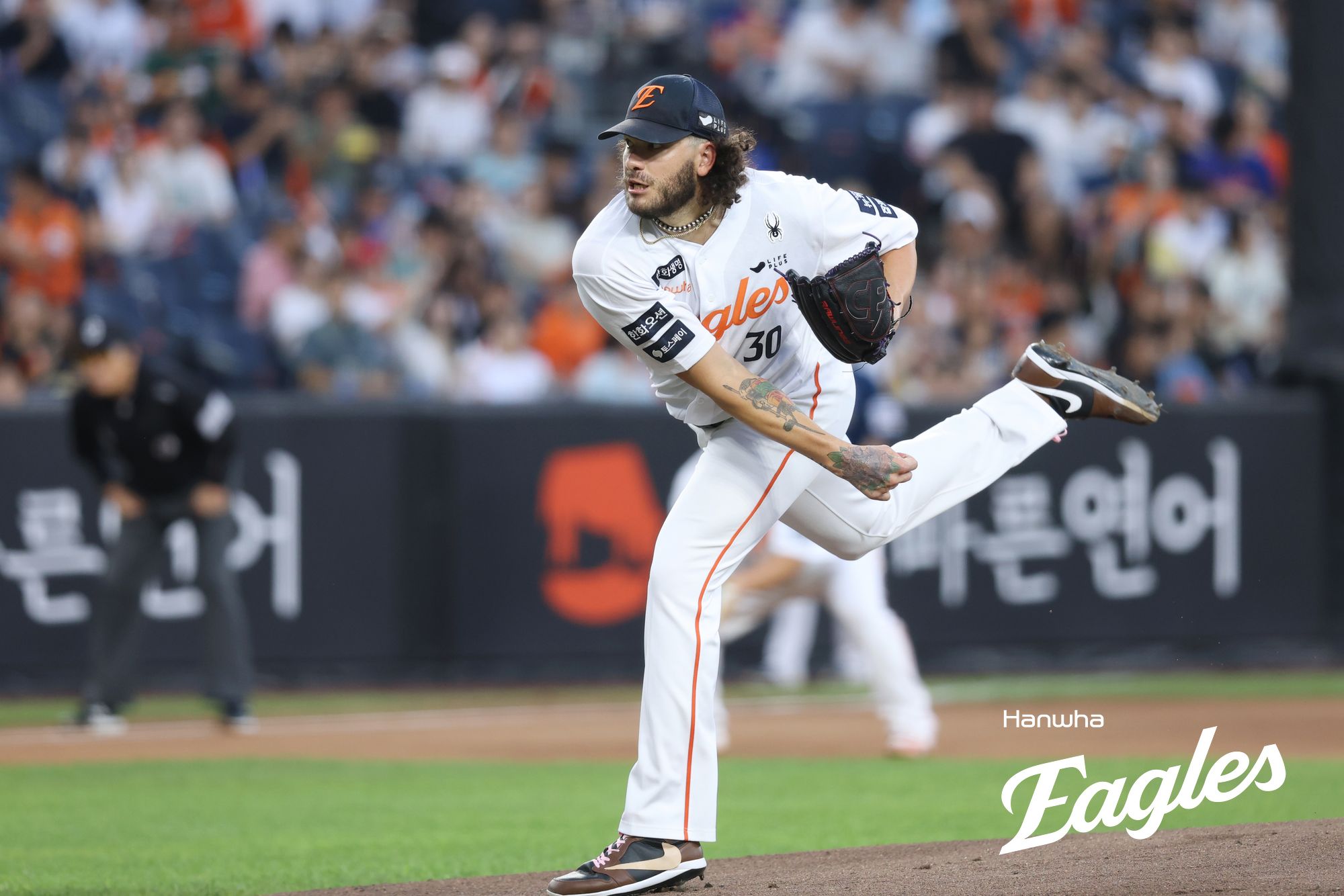 한화 이글스 코디 폰세는 3일 대전 한화생명 볼파크에서 열린 2025 신한 SOL Bank KBO리그 NC 다이노스와의 홈경기에서 선발투수로 등판, 5회까지 7피안타 3사사구 6탈삼진 3실점을 기록하며 시즌 226탈삼진을 기록, 2021년 두산 베어스 아리엘 미란다(225탈삼진)의 기록을 넘고 KBO 역대 단일 시즌 최다 탈삼진 신기록을 작성했다. 한화 이글스