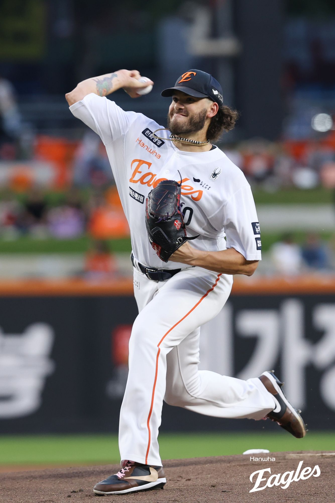 한화 이글스 코디 폰세는 3일 대전 한화생명 볼파크에서 열린 2025 신한 SOL Bank KBO리그 NC 다이노스와의 홈경기에서 선발투수로 등판, 5회까지 7피안타 3사사구 6탈삼진 3실점을 기록하며 시즌 226탈삼진을 기록, 2021년 두산 베어스 아리엘 미란다(225탈삼진)의 기록을 넘고 KBO 역대 단일 시즌 최다 탈삼진 신기록을 작성했다. 한화 이글스