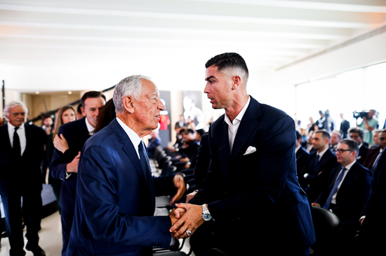 디오구 조타 장례식에 불참해 전 세계 비판을 받았던 크리스티아누 호날두가 추모식에 참석하며 논란을 잠재웠다. 포르투갈 매체 셀피에 따르면 호날두는 다른 국가대표 선수들과 함께 SNS에 조타를 추모하는 영상을 공유했다. 세상을 떠난 전 동료를 위해 추모의 뜻을 전했다. SNS