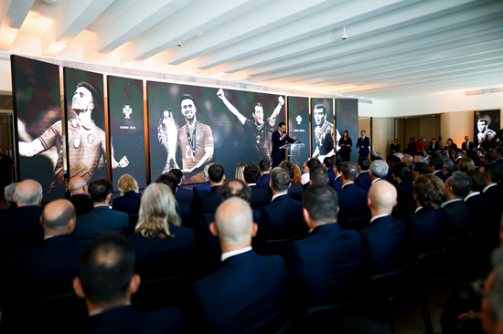 디오구 조타 장례식에 불참해 전 세계 비판을 받았던 크리스티아누 호날두가 추모식에 참석하며 논란을 잠재웠다. 포르투갈 매체 셀피에 따르면 호날두는 다른 국가대표 선수들과 함께 SNS에 조타를 추모하는 영상을 공유했다. 세상을 떠난 전 동료를 위해 추모의 뜻을 전했다. SNS