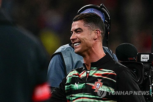 디오구 조타 장례식에 불참해 전 세계 비판을 받았던 크리스티아누 호날두가 추모식에 참석하며 논란을 잠재웠다. 포르투갈 매체 셀피에 따르면 호날두는 다른 국가대표 선수들과 함께 SNS에 조타를 추모하는 영상을 공유했다. 세상을 떠난 전 동료를 위해 추모의 뜻을 전했다. 연합뉴스