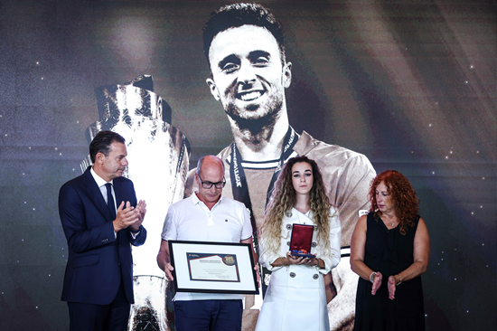 디오구 조타 장례식에 불참해 전 세계 비판을 받았던 크리스티아누 호날두가 추모식에 참석하며 논란을 잠재웠다. 포르투갈 매체 셀피에 따르면 호날두는 다른 국가대표 선수들과 함께 SNS에 조타를 추모하는 영상을 공유했다. 세상을 떠난 전 동료를 위해 추모의 뜻을 전했다. SNS