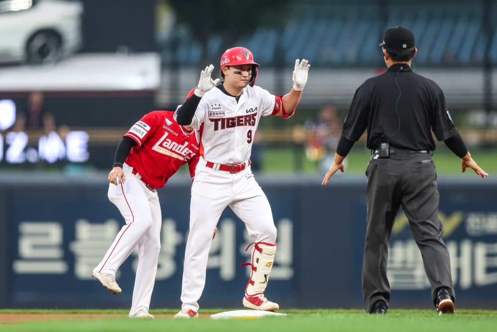 3일 오후 광주-KIA챔피언스필드에서 열린 2025 신한 SOL Bank KBO리그 SSG 랜더스와 KIA 타이거즈의 경기, 1회말 무사 KIA 윤도현이 2루타를 친 뒤 기뻐하고 있다. KIA 타이거즈