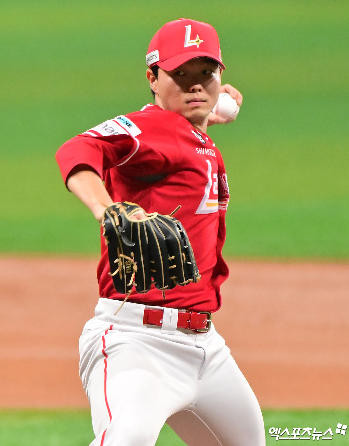 19일 오후 서울 구로구 고척스카이돔에서 열린 '2025 신한 SOL Bank KBO리그' SSG 랜더스와 키움 히어로즈의 경기, 1회말 SSG 선발투수 박시후가 공을 힘차게 던지고 있다. 엑스포츠뉴스 DB