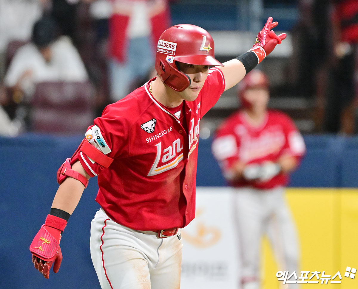 19일 오후 서울 구로구 고척스카이돔에서 열린 '2025 신한 SOL Bank KBO리그' SSG 랜더스와 키움 히어로즈의 경기, 9회초 2사 SSG 최지훈이 솔로 홈런을 날리고 있다. 엑스포츠뉴스 DB
