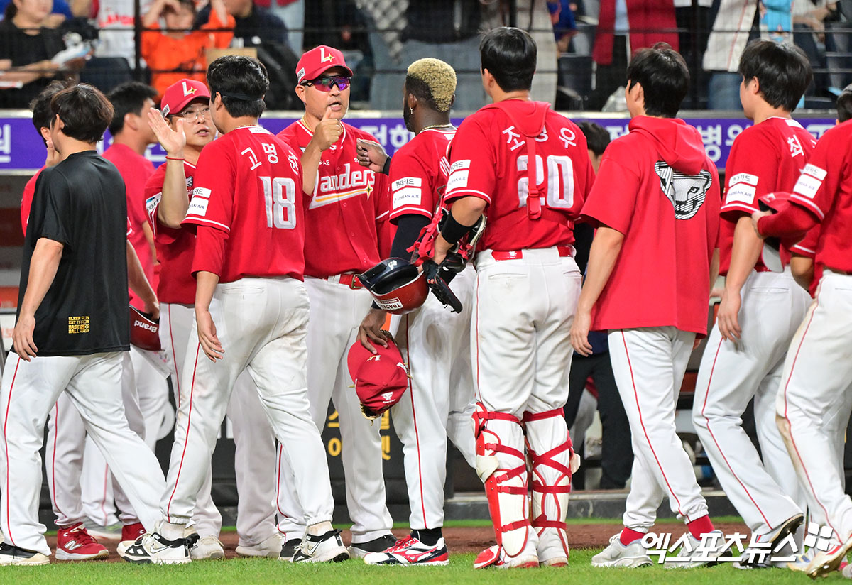 22일 오후 대전 한화생명 볼파크에서 열린 '2025 신한 SOL Bank KBO리그' SSG 랜더스와 한화 이글스의 경기, SSG가 11회 에레디아의 결승타에 힘입어 한화에 1:0 승리를 거뒀다.  이날 경기에서 승리한 SSG 이숭용 감독이 선수들과 하이파이브를 하고 있다. 엑스포츠뉴스 DB