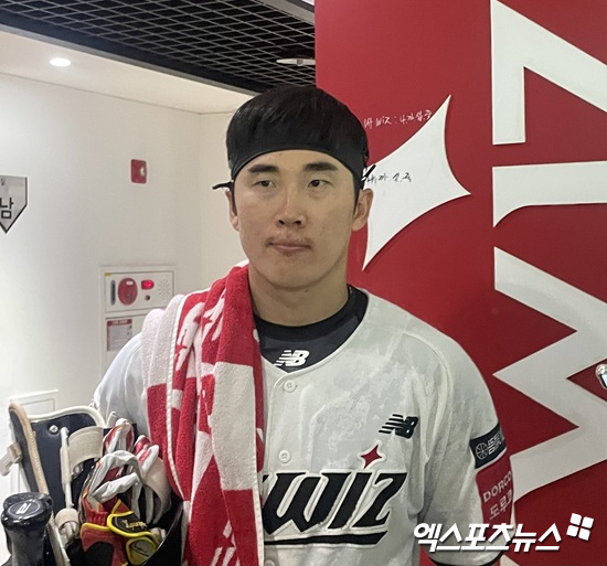 KT 위즈 허경민이  3일 수원KT위즈파크에서 열린 2025 신한 SOL Bank KBO리그 롯데 자이언츠와 홈경기를 마치고 취재진과 인터뷰에 응하고 있다. 엑스포츠뉴스 수원, 김유민 기자