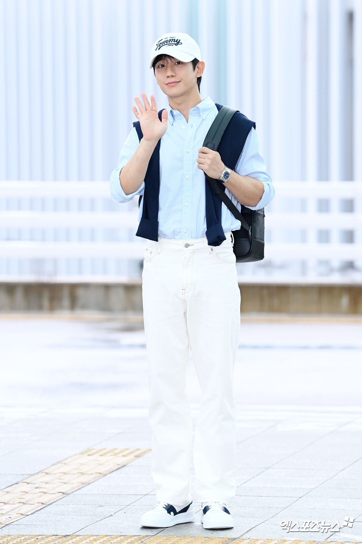 정해인 '반가운 손짓'