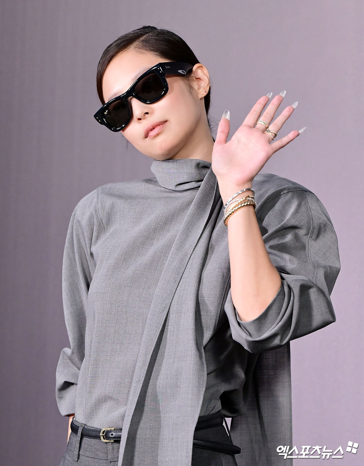 블랙핑크 제니가 포즈를 취하고 있다.