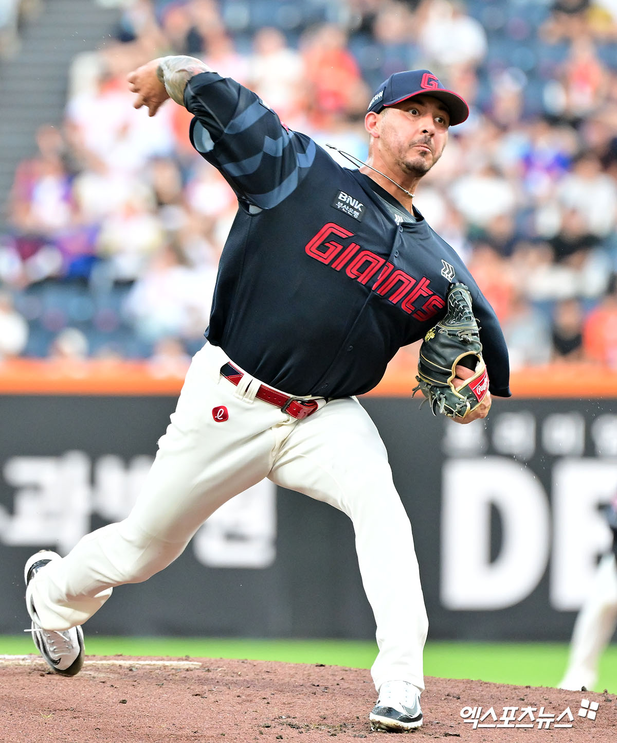13일 오후 대전 한화생명 볼파크에서 열린 '2025 신한 SOL Bank KBO리그' 롯데 자이언츠와 한화 이글스의 경기, 1회말 롯데 선발투수 벨라스케즈가 공을 힘차게 던지고 있다. 엑스포츠뉴스 DB