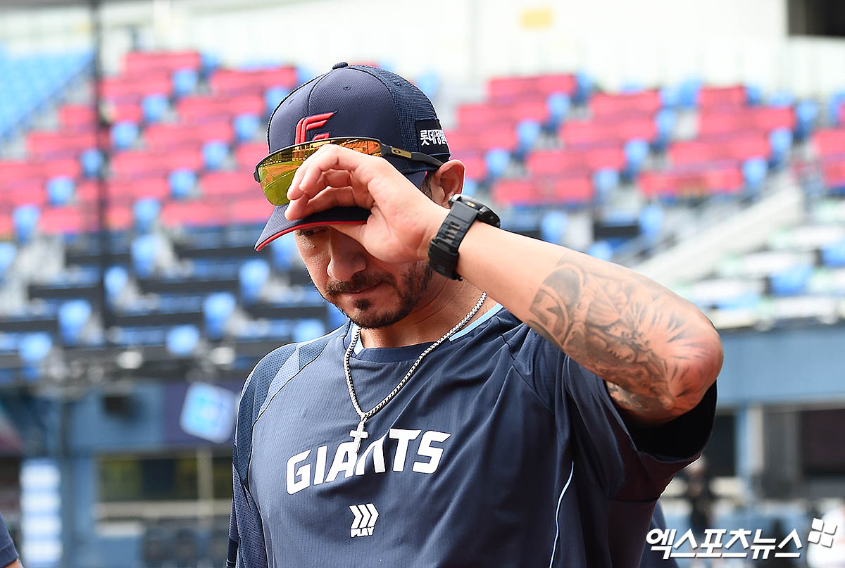 20일 오후 서울 송파구 잠실야구장에서 열리는 '2025 신한 SOL Bank KBO리그' 롯데 자이언츠와 LG 트윈스의 경기에 앞서 롯데 벨라스케즈가 훈련에 나서고 있다. 엑스포츠뉴스 DB