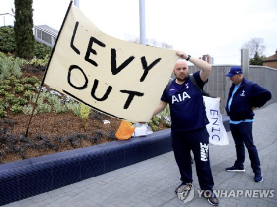 토트넘은 5일 '25년간 재임한 레비 회장이 오늘 사임한다'고 발표했다. 레비 회장은 구단을 통해 성명서를 발표하고 자신의 결심을 상세하게 설명했다. 그는 '경영진 및 모든 직원과 함께 이뤄온 업적이 정말 자랑스럽다'며 '우린 이 구단을 최고 수준에서 경쟁하는 세계적인 강호로 성장시켰다. 나는 수년간 축구를 통해 가장 훌륭한 사람들과 함께 일할 수 있었던 행운을 누렸다'고 말했다. 레비 회장은 토트넘 경영자로 구단의 위상을 크게 높였으나 성적이 변변치 않아 최근 많은 비판을 받았다. 연합뉴스