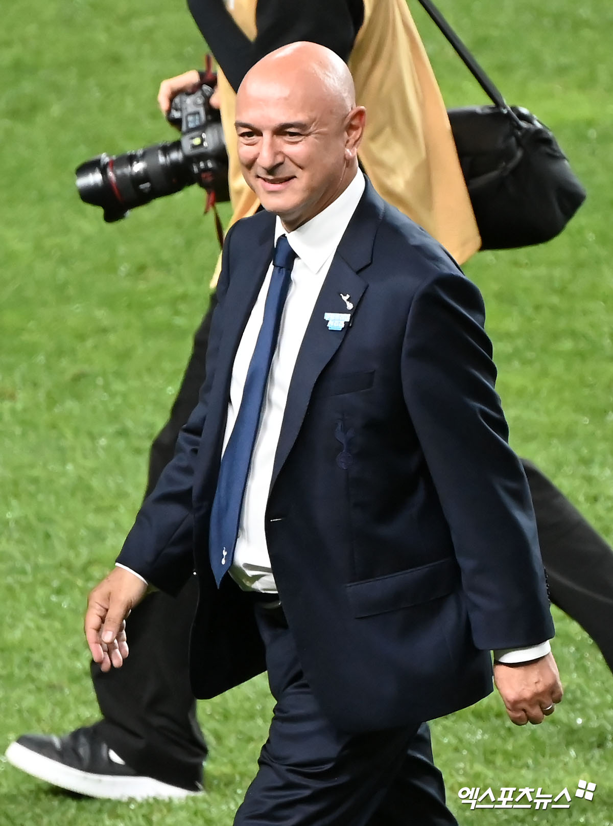 토트넘은 5일 '25년간 재임한 레비 회장이 오늘 사임한다'고 발표했다. 레비 회장은 구단을 통해 성명서를 발표하고 자신의 결심을 상세하게 설명했다. 그는 '경영진 및 모든 직원과 함께 이뤄온 업적이 정말 자랑스럽다'며 '우린 이 구단을 최고 수준에서 경쟁하는 세계적인 강호로 성장시켰다. 나는 수년간 축구를 통해 가장 훌륭한 사람들과 함께 일할 수 있었던 행운을 누렸다'고 말했다. 레비 회장은 토트넘 경영자로 구단의 위상을 크게 높였으나 성적이 변변치 않아 최근 많은 비판을 받았다. 엑스포츠뉴스DB