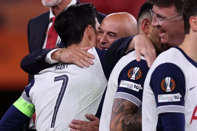 토트넘은 5일 '25년간 재임한 레비 회장이 오늘 사임한다'고 발표했다. 레비 회장은 구단을 통해 성명서를 발표하고 자신의 결심을 상세하게 설명했다. 그는 '경영진 및 모든 직원과 함께 이뤄온 업적이 정말 자랑스럽다'며 '우린 이 구단을 최고 수준에서 경쟁하는 세계적인 강호로 성장시켰다. 나는 수년간 축구를 통해 가장 훌륭한 사람들과 함께 일할 수 있었던 행운을 누렸다'고 말했다. 레비 회장은 토트넘 경영자로 구단의 위상을 크게 높였으나 성적이 변변치 않아 최근 많은 비판을 받았다. 더미러