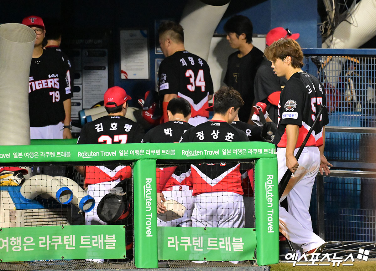 16일 오후 서울 송파구 잠실야구장에서 열린 '2025 신한 SOL Bank KBO리그' KIA 타이거즈와 두산 베어스의 경기, 두산이 김인태의 끝내기 안타에 힘입어 KIA에 4:3 역전승을 거뒀다.  경기종료 후 KIA 선수들이 더그아웃을 빠져나가고 있다. 엑스포츠뉴스 DB