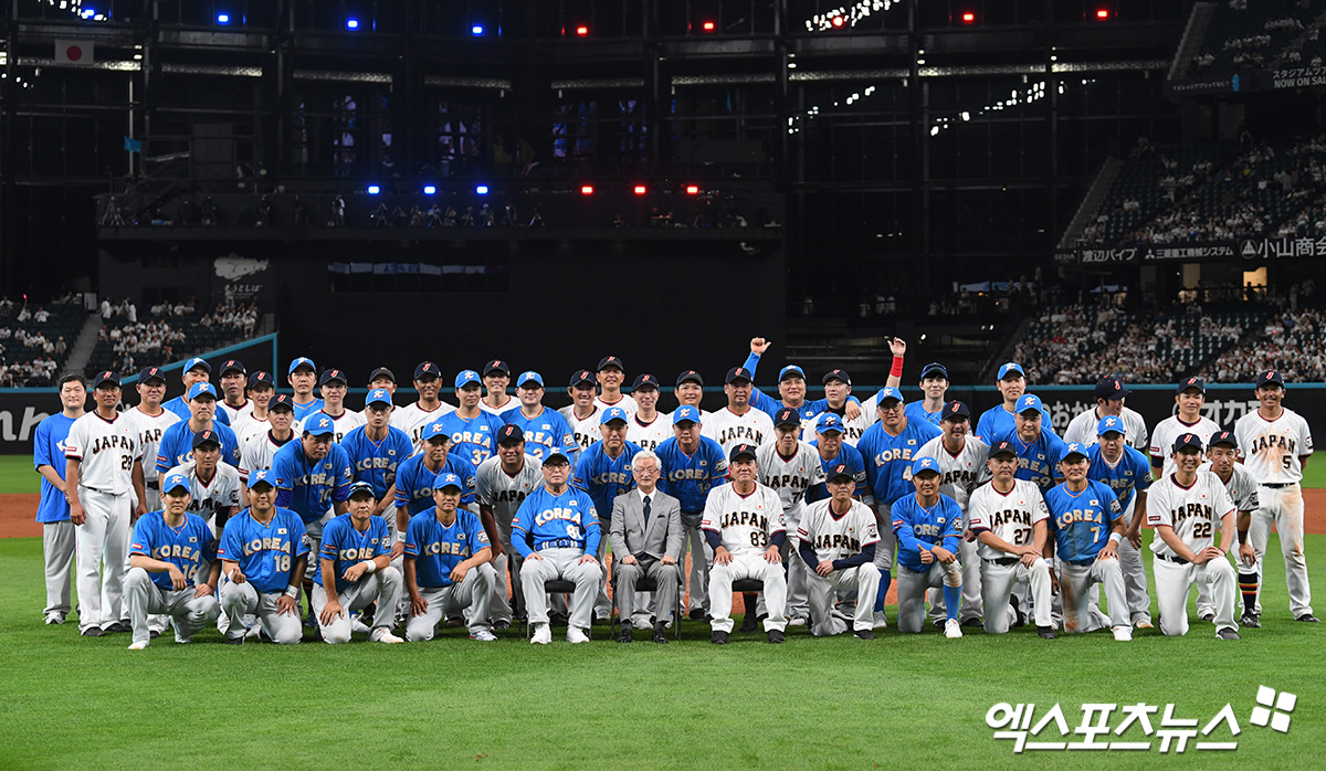 22일 일본 홋카이도 에스콘필드에서 열린 '한일 드림 플레이어즈 게임'에서 양 팀 선수단이 기념촬영을 하고 있다. 엑스포츠뉴스 DB
