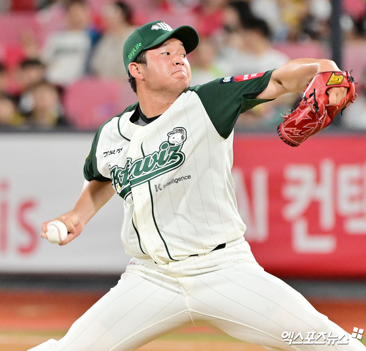 29일 오후 수원KT위즈파크에서 열린 '2025 신한 SOL Bank KBO리그' KIA 타이거즈와 KT 위즈의 경기, 9회초 KT 박건우가 공을 힘차게 던지고 있다. 엑스포츠뉴스 DB
