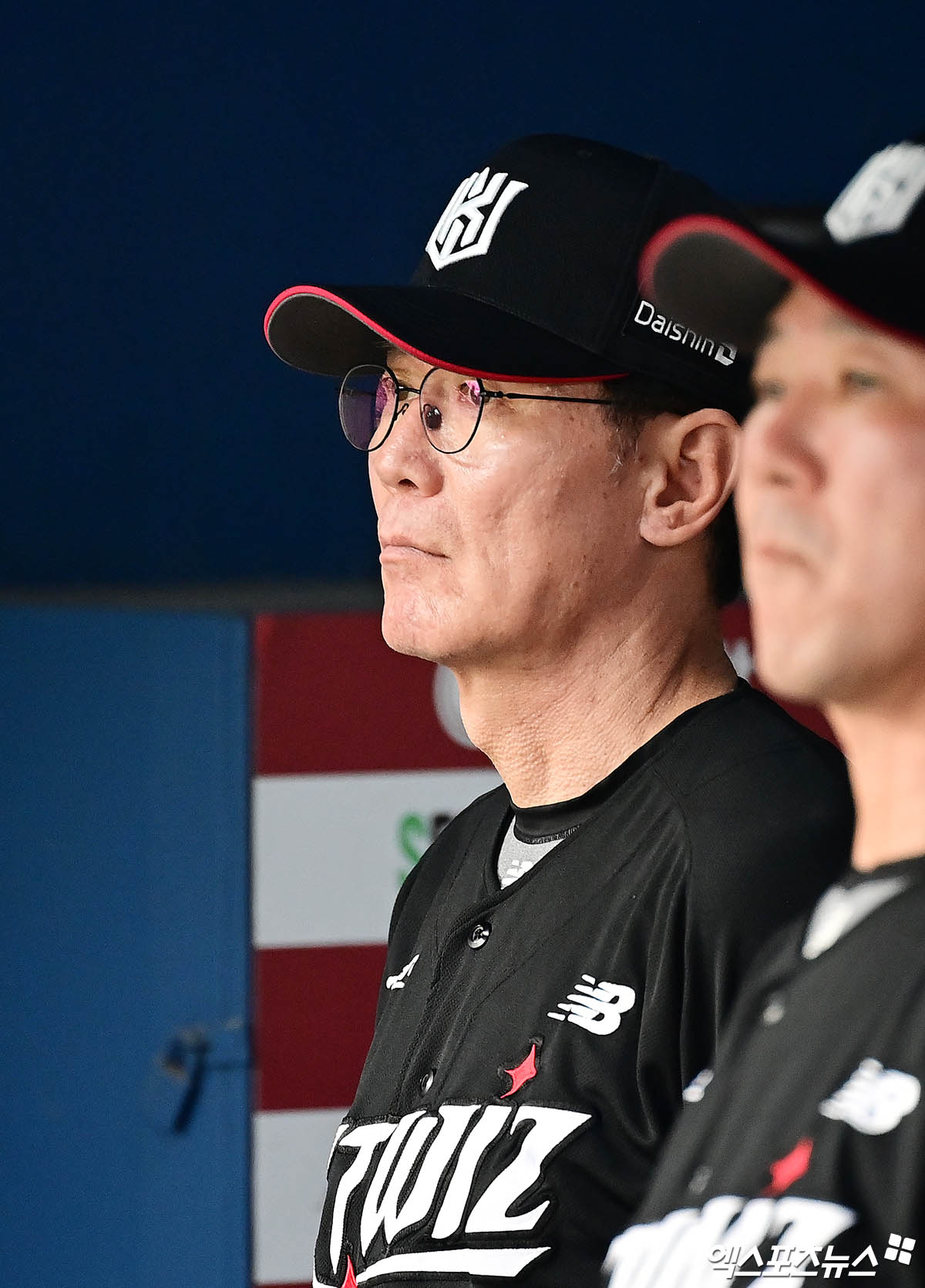 29일 오후 서울 송파구 잠실야구장에서 열린 '2025 신한 SOL Bank KBO리그' KT 위즈와 LG 트윈스의 경기, KT 이강철 감독이 경기를 지켜보고 있다. 엑스포츠뉴스 DB