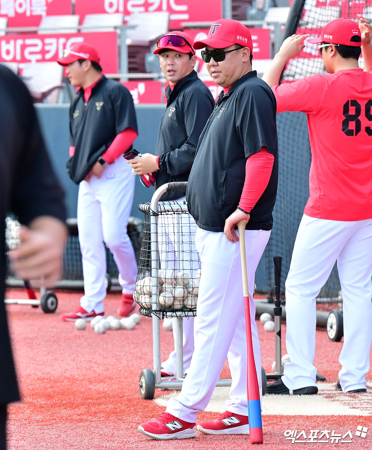 22일 오후 수원KT위즈파크에서 열리는 '2025 신한 SOL Bank KBO리그' KIA 타이거즈와 KT 위즈의 경기, KIA 이범호 감독이 선수들의 훈련을 지켜보고 있다. 엑스포츠뉴스 DB