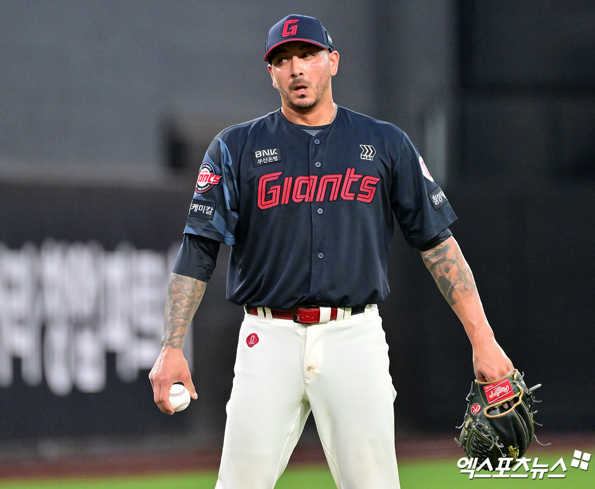 롯데 자이언츠 외국인 투수 빈스 벨라스케즈가 지난 9월 5일 SSG 랜더스전에 선발등판, 4⅓이닝 84구 7피안타 3피홈런 5탈삼진 3사사구 6실점으로 부진했다. 사진 엑스포츠뉴스 DB