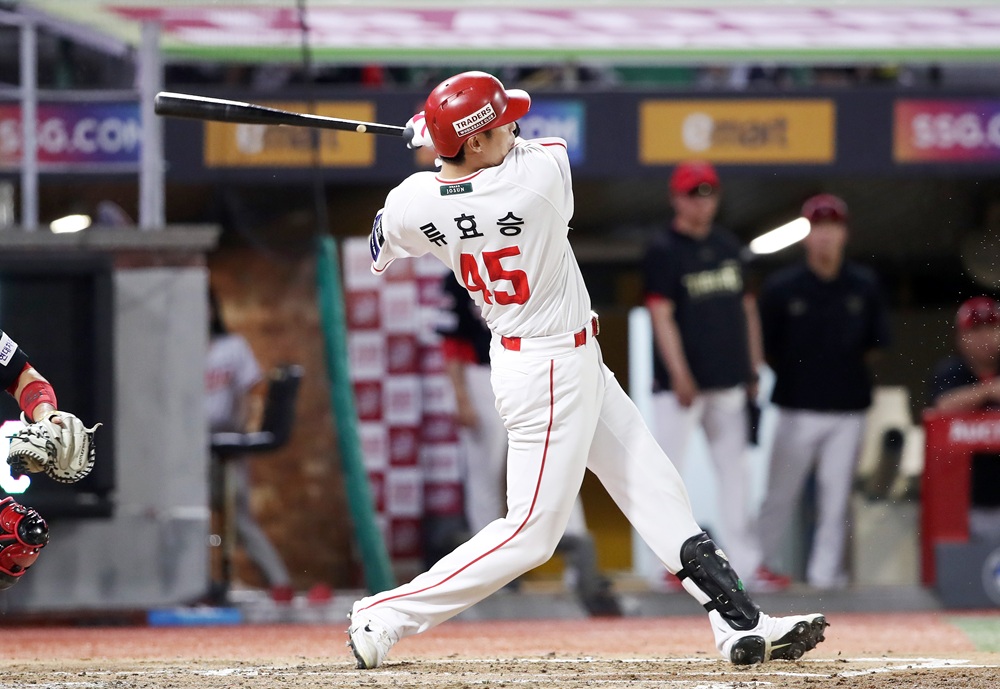 SSG 랜더스 외야수 류효승이 지난 8월 16일 1군 엔트리 등록 후 13경기 타율 0.370(46타수 17안타) 4홈런 8타점으로 뛰어난 활약을 펼치고 있다. 사진 SSG 랜더스 제공