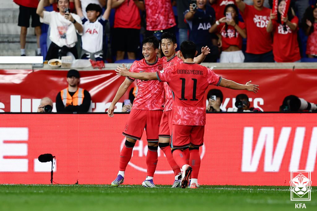 홍명보 감독이 이끄는 대한민국 축구 국가대표팀은 7일(한국시간) 미국 뉴저지주 해리슨에 위치한 스포츠 일러스트레이티드 스타디움에서 열린 미국과의 평가전 전반전을 전반 18분 손흥민(LAFC)의 선제골과 전반 43분 이동경(김천상무)의 추가골에 힘입어 2-0으로 마쳤다. 전방 원톱을 맡은 손흥민은 1골 1도움을 기록했다. 대한축구협회