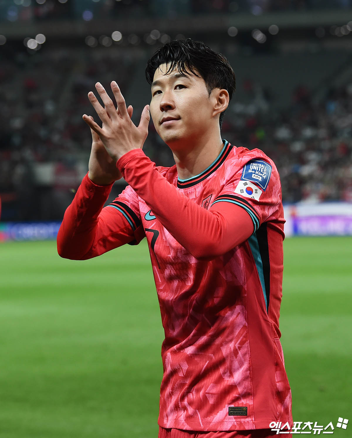 홍명보 감독이 이끄는 대한민국 축구 국가대표팀은 7일(한국시간) 미국 뉴저지주 해리슨에 위치한 스포츠 일러스트레이티드 스타디움에서 열린 미국과의 평가전 전반전을 전반 18분 손흥민(LAFC)의 선제골과 전반 43분 이동경(김천상무)의 추가골에 힘입어 2-0으로 마쳤다. 전방 원톱을 맡은 손흥민은 1골 1도움을 기록했다. 엑스포츠뉴스DB