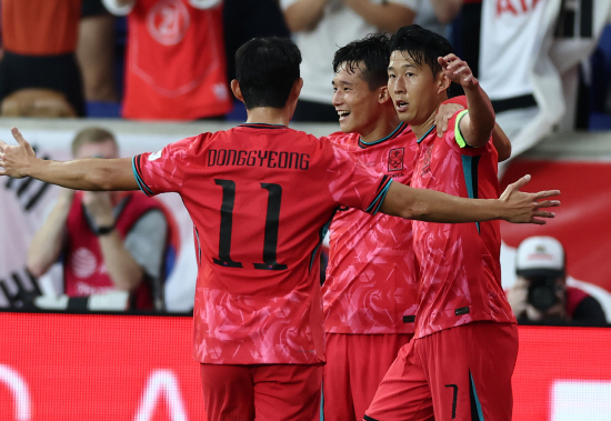 홍명보 감독이 이끄는 대한민국 축구 국가대표팀은 7일 미국 뉴저지주 해리슨에 위치한 스포츠 일러스트레이티드 스타디움에서 열린 미국과의 평가전 전반전을 전반 18분 손흥민(LAFC)의 선제골과 전반 43분 이동경(김천상무)의 추가골에 힘입어 2-0으로 마쳤다. 특히 이날 3-4-3 포메이션에서 전방 원톱을 맡은 손흥민은 선제골을 터트리고 추가골을 돕는 등 녹슬지 않은 실력을 과시하면서 9개월 앞으로 다가온 월드컵에서 주전 공격수 및 주장으로 활약할 수 있음을 알렸다. 홍 감독이 공언했던 백3가 잘 통한 것도 소득이었다. 연합뉴스 