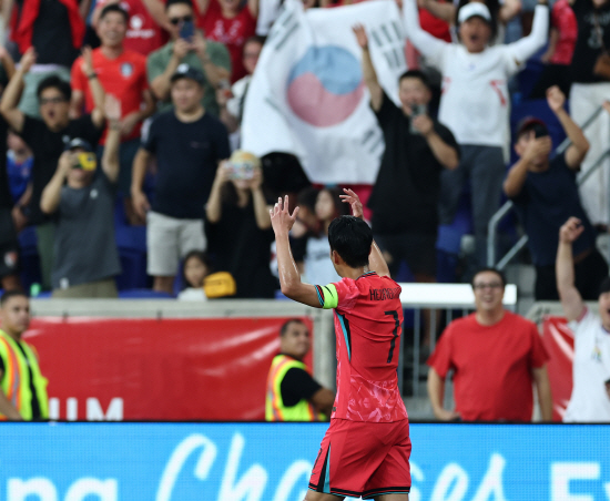 홍명보 감독이 이끄는 대한민국 축구 국가대표팀은 7일 미국 뉴저지주 해리슨에 위치한 스포츠 일러스트레이티드 스타디움에서 열린 미국과의 평가전 전반전을 전반 18분 손흥민(LAFC)의 선제골과 전반 43분 이동경(김천상무)의 추가골에 힘입어 2-0으로 마쳤다. 특히 이날 3-4-3 포메이션에서 전방 원톱을 맡은 손흥민은 선제골을 터트리고 추가골을 돕는 등 녹슬지 않은 실력을 과시하면서 9개월 앞으로 다가온 월드컵에서 주전 공격수 및 주장으로 활약할 수 있음을 알렸다. 홍 감독이 공언했던 백3가 잘 통한 것도 소득이었다. 연합뉴스 