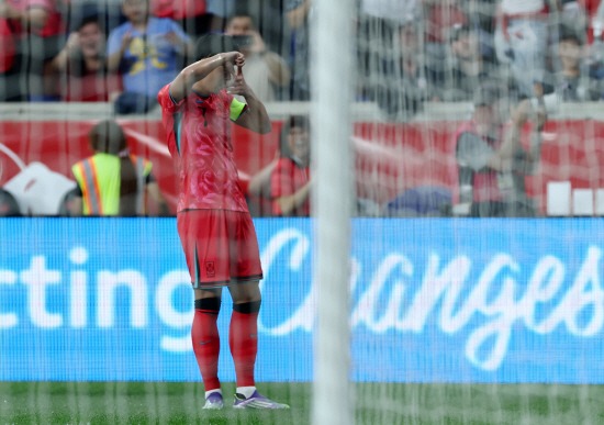 홍명보 감독이 이끄는 대한민국 축구 국가대표팀은 7일 미국 뉴저지주 해리슨에 위치한 스포츠 일러스트레이티드 스타디움에서 열린 미국과의 평가전 전반전을 전반 18분 손흥민(LAFC)의 선제골과 전반 43분 이동경(김천상무)의 추가골에 힘입어 2-0으로 마쳤다. 특히 이날 3-4-3 포메이션에서 전방 원톱을 맡은 손흥민은 선제골을 터트리고 추가골을 돕는 등 녹슬지 않은 실력을 과시하면서 9개월 앞으로 다가온 월드컵에서 주전 공격수 및 주장으로 활약할 수 있음을 알렸다. 홍 감독이 공언했던 백3가 잘 통한 것도 소득이었다. 연합뉴스 