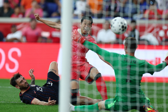 홍명보 감독이 이끄는 대한민국 축구 국가대표팀은 7일 미국 뉴저지주 해리슨에 위치한 스포츠 일러스트레이티드 스타디움에서 열린 미국과의 평가전 전반전을 전반 18분 손흥민(LAFC)의 선제골과 전반 43분 이동경(김천상무)의 추가골에 힘입어 2-0으로 마쳤다. 특히 이날 3-4-3 포메이션에서 전방 원톱을 맡은 손흥민은 선제골을 터트리고 추가골을 돕는 등 녹슬지 않은 실력을 과시하면서 9개월 앞으로 다가온 월드컵에서 주전 공격수 및 주장으로 활약할 수 있음을 알렸다. 홍 감독이 공언했던 백3가 잘 통한 것도 소득이었다. 연합뉴스 