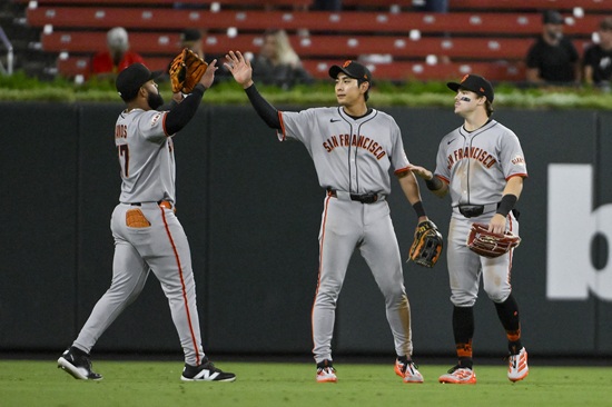 샌프란시스코 자이언츠 외야수 이정후가 7일 미국 미주리주 세인트루이스 부시 스타디움에서 열린 2025 메이저리그 세인트루이스 카디널스와 원정 경기에 1번 타자 중견수로 선발 출전해 4타수 2안타 멀티히트 경기를 펼쳤다. 9월 들어 4경기 연속 안타 행진을 이어간 이정후는 9월 월간 타율을 0.636까지 끌어 올렸다. 연합뉴스