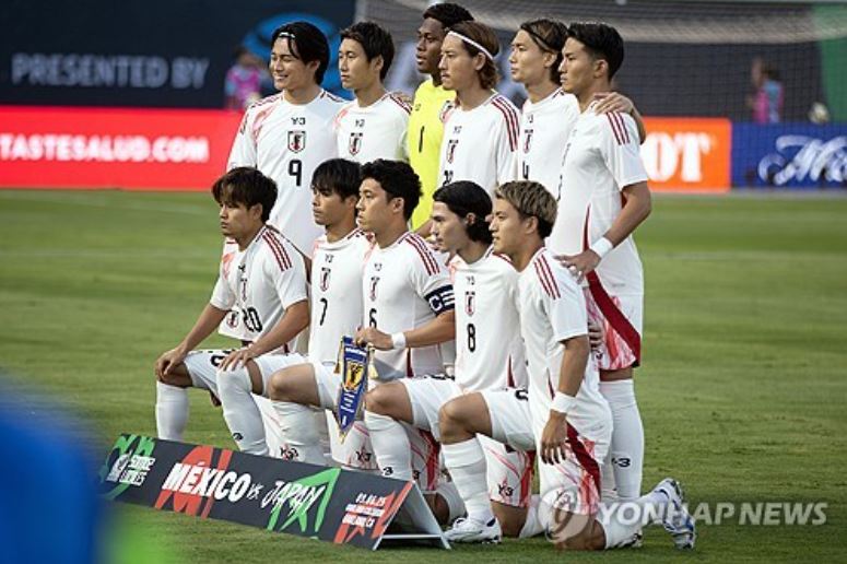 일본과 멕시코가 미국 오클랜드에서 열린 친선 평가전에서 치열한 공방 끝에 무득점으로 승부를 가리지 못했다. 2026 FIFA 북중미 월드컵을 앞두고 전력을 점검하는 자리였지만, 두 팀 모두 골망을 흔들지 못한 채 답답한 흐름 속에서 경기를 마무리했다. 일본은 7일(한국시간) 미국 캘리포니아주 오클랜드-알라메다 카운티 콜리세움에서 열린 A매치 평가전에서 멕시코와 0-0으로 비겼다. 일본은 이번 경기 앞두고 선수 대부분을 유럽파 빅리거로 채운 상태여서 세계적인 관심을 받았으나 멕시코전 수적 우세에서도 졸전을 펼쳤다. 연합뉴스