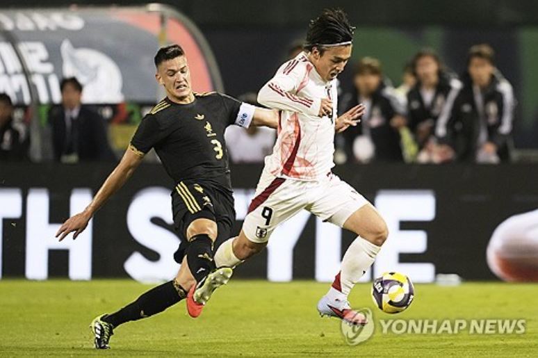 일본과 멕시코가 미국 오클랜드에서 열린 친선 평가전에서 치열한 공방 끝에 무득점으로 승부를 가리지 못했다. 2026 FIFA 북중미 월드컵을 앞두고 전력을 점검하는 자리였지만, 두 팀 모두 골망을 흔들지 못한 채 답답한 흐름 속에서 경기를 마무리했다. 일본은 7일(한국시간) 미국 캘리포니아주 오클랜드-알라메다 카운티 콜리세움에서 열린 A매치 평가전에서 멕시코와 0-0으로 비겼다. 일본은 이번 경기 앞두고 선수 대부분을 유럽파 빅리거로 채운 상태여서 세계적인 관심을 받았으나 멕시코전 수적 우세에서도 졸전을 펼쳤다. 연합뉴스