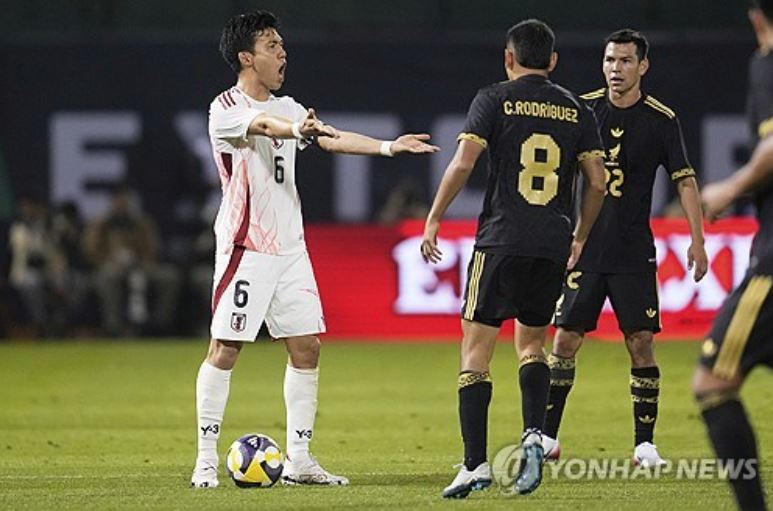 일본과 멕시코가 미국 오클랜드에서 열린 친선 평가전에서 치열한 공방 끝에 무득점으로 승부를 가리지 못했다. 2026 FIFA 북중미 월드컵을 앞두고 전력을 점검하는 자리였지만, 두 팀 모두 골망을 흔들지 못한 채 답답한 흐름 속에서 경기를 마무리했다. 일본은 7일(한국시간) 미국 캘리포니아주 오클랜드-알라메다 카운티 콜리세움에서 열린 A매치 평가전에서 멕시코와 0-0으로 비겼다. 일본은 이번 경기 앞두고 선수 대부분을 유럽파 빅리거로 채운 상태여서 세계적인 관심을 받았으나 멕시코전 수적 우세에서도 졸전을 펼쳤다. 연합뉴스