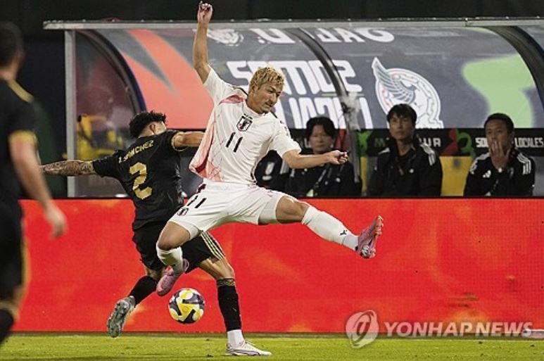 일본과 멕시코가 미국 오클랜드에서 열린 친선 평가전에서 치열한 공방 끝에 무득점으로 승부를 가리지 못했다. 2026 FIFA 북중미 월드컵을 앞두고 전력을 점검하는 자리였지만, 두 팀 모두 골망을 흔들지 못한 채 답답한 흐름 속에서 경기를 마무리했다. 일본은 7일(한국시간) 미국 캘리포니아주 오클랜드-알라메다 카운티 콜리세움에서 열린 A매치 평가전에서 멕시코와 0-0으로 비겼다. 일본은 이번 경기 앞두고 선수 대부분을 유럽파 빅리거로 채운 상태여서 세계적인 관심을 받았으나 멕시코전 수적 우세에서도 졸전을 펼쳤다. 연합뉴스