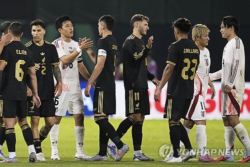 일본과 멕시코가 미국 오클랜드에서 열린 친선 평가전에서 치열한 공방 끝에 무득점으로 승부를 가리지 못했다. 2026 FIFA 북중미 월드컵을 앞두고 전력을 점검하는 자리였지만, 두 팀 모두 골망을 흔들지 못한 채 답답한 흐름 속에서 경기를 마무리했다. 일본은 7일(한국시간) 미국 캘리포니아주 오클랜드-알라메다 카운티 콜리세움에서 열린 A매치 평가전에서 멕시코와 0-0으로 비겼다. 일본은 이번 경기 앞두고 선수 대부분을 유럽파 빅리거로 채운 상태여서 세계적인 관심을 받았으나 멕시코전 수적 우세에서도 졸전을 펼쳤다. 연합뉴스