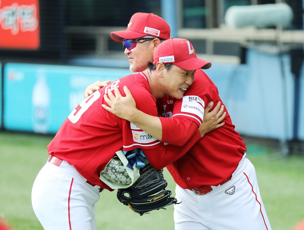 SSG 랜더스 김광현(왼쪽)이 7일 서울 잠실야구장에서 열린 2025 신한 SOL Bank KBO리그 LG 트윈스와의 팀 간 16차전에 선발등판, KBO리그 역대 세 번째 2000탈삼진을 달성한 뒤 이숭용 감독에게 축하 받는 모습. 사진 SSG 랜더스