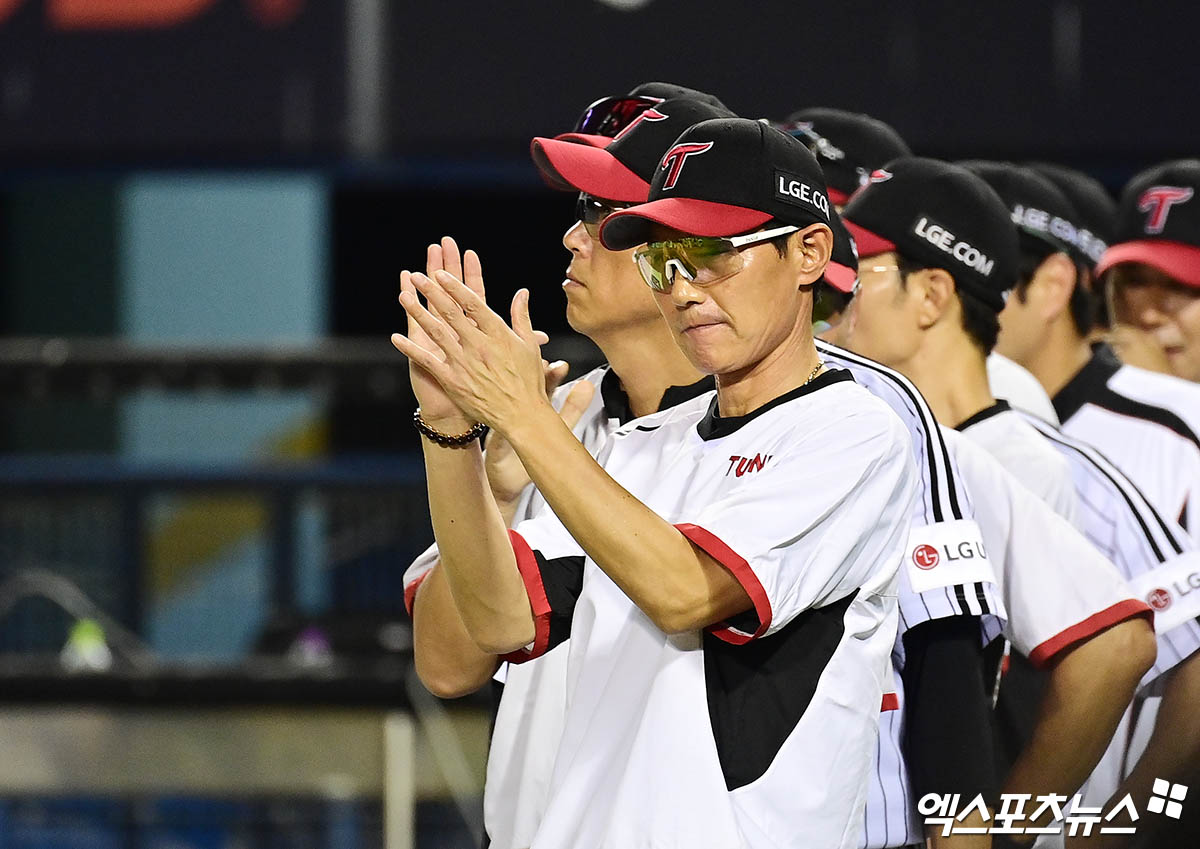 염경엽 감독이 이끄는 LG 트윈스가 7일 서울 잠실야구장에서 열린 2025 신한 SOL Bank KBO리그 SSG 랜더스와의 팀 간 16차전 패배에도 2위 한화 이글스가 삼성 라이온즈에 패하면서 1위 확정 매직 넘버를 줄였다. 사진 엑스포츠뉴스 DB